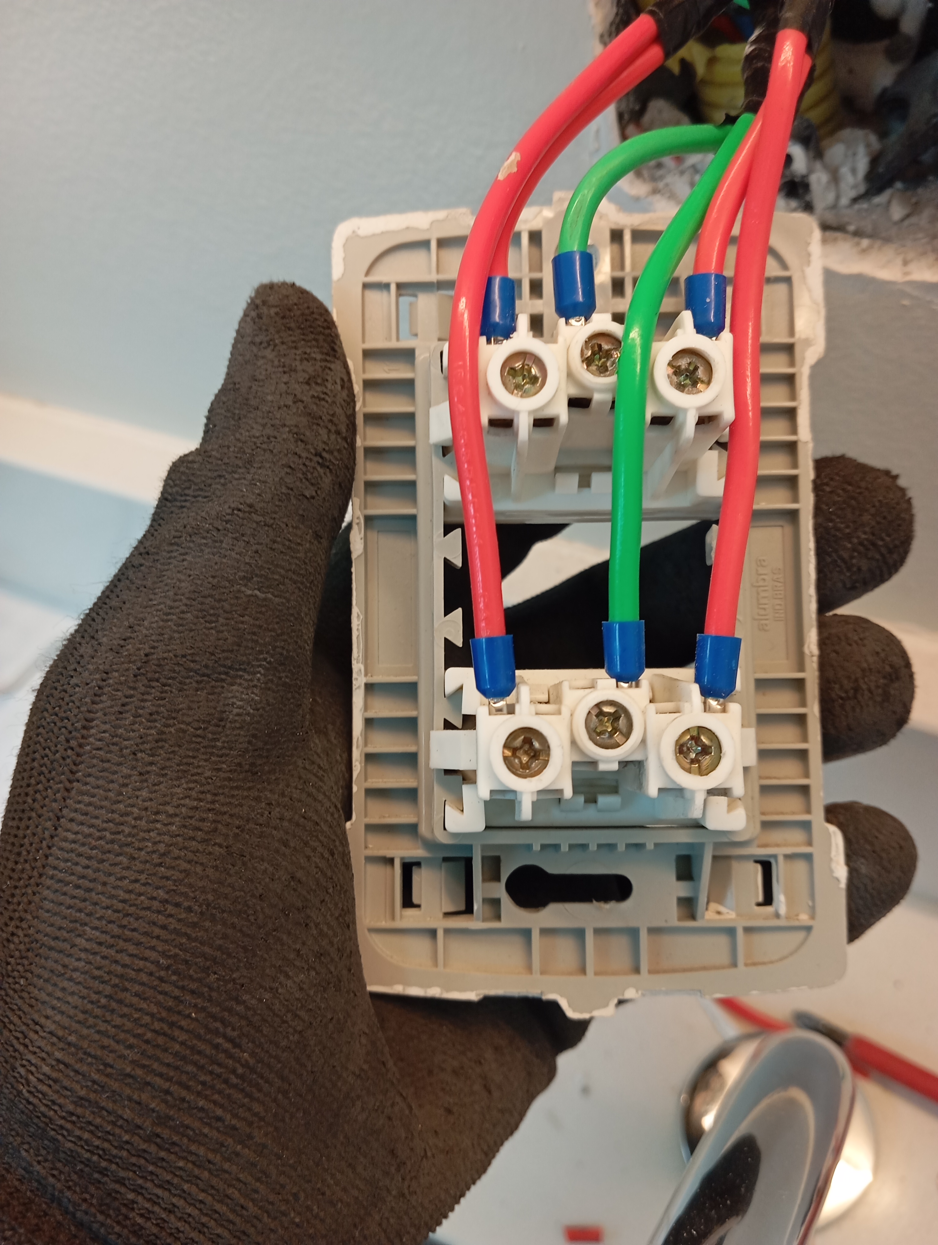 Eletricista trabalhando em instalação